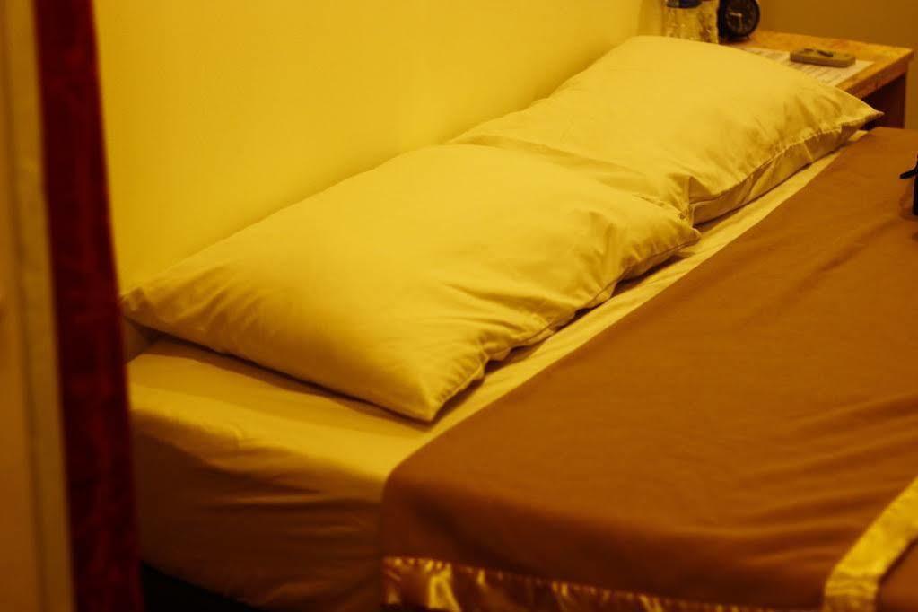 28 Bahari Hotell George Town Exteriör bild