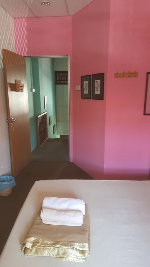 28 Bahari Hotell George Town Exteriör bild