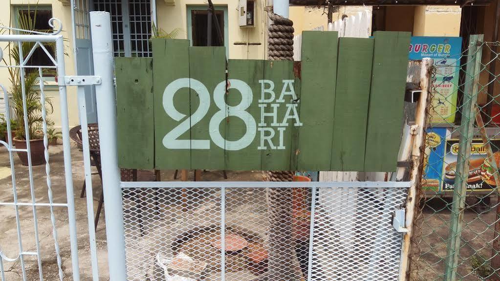 28 Bahari Hotell George Town Exteriör bild